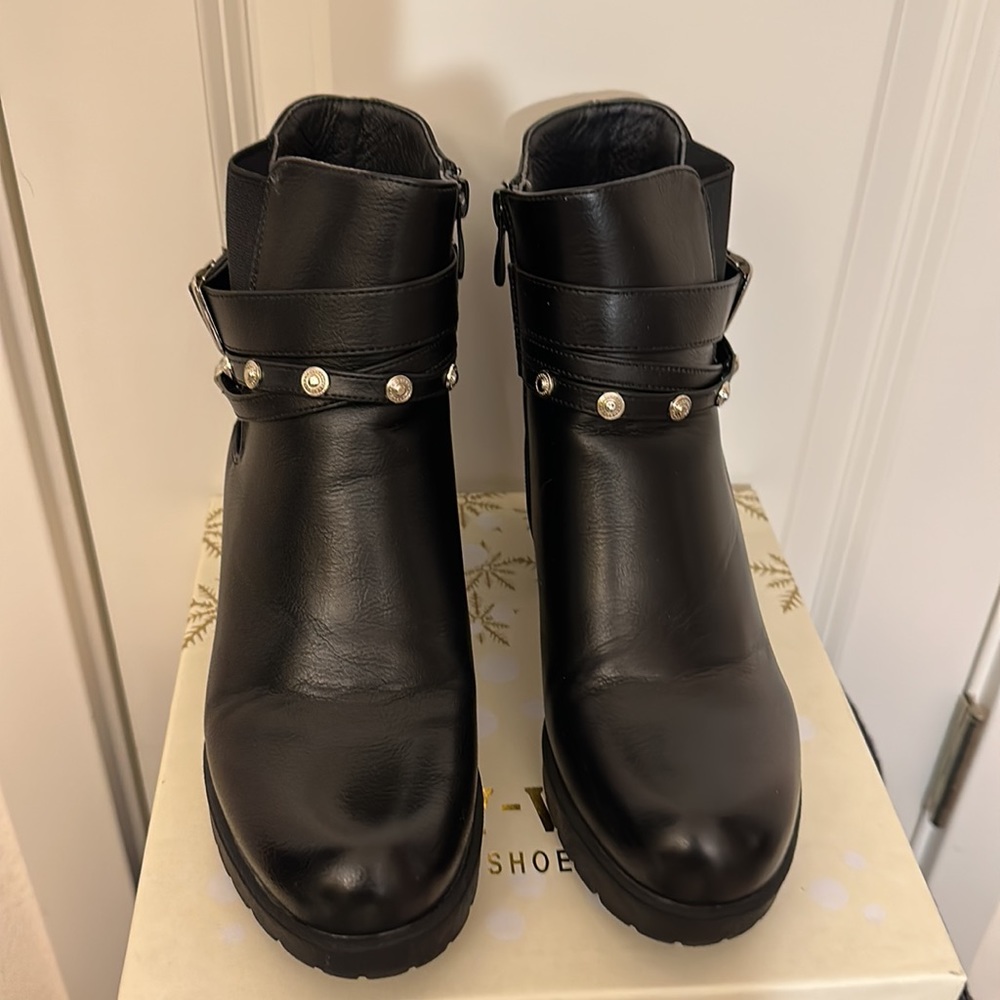NWOT Day-Vine Side Zip Black Ankle Boot